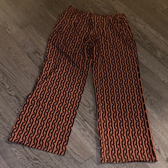 Stylish Black and Orange monogram Patterned women Pants - Picture 8 of 17